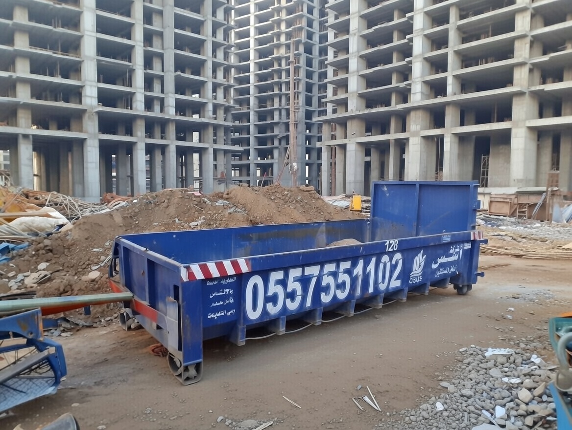 أعمال تجميع مخلفات بناء — موقع إنشائي